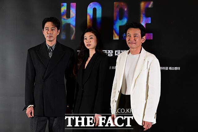 영화 '호프'가 개봉 11일 만에 누적 관객 수 300만 명을 돌파했다. 사진은 배우 조인성, 정호연, 황정민(왼쪽부터)이 7월 6일 오후 서울 강남구 코엑스 메가박스에서 열린 영화 호프의 언론시사 겸 기자간담회에 참석해 포즈를 취하고 있는 모습. /남윤호 기자