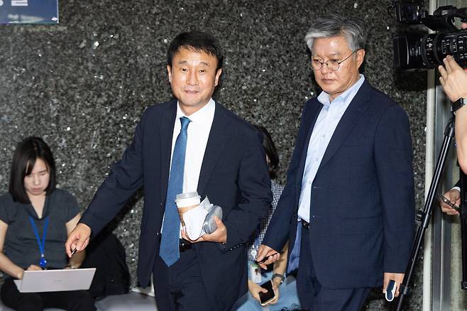 한병도 더불어민주당 당대표 직무대행 겸 원내대표가 24일 서울 여의도 국회에서 열린 비공개 의원총회에 들어서고 있다. 2026.7.24 뉴스1