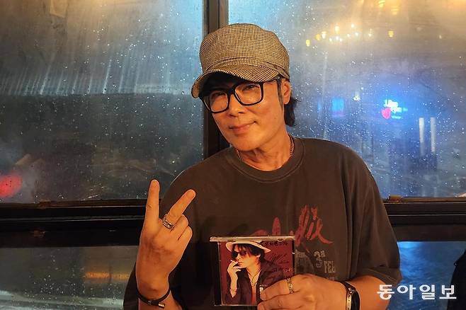 외모도, 목소리도 35년 전과 크게 변함이 없다. ‘사랑과 우정 사이’에서 늘 우정을 택해 솔로가 됐다는 김성면이 비 내리는 창밖을 배경으로 브이(V)를 그렸다. 왼손에 든 K2 앨범이 과거 우정의 훈장으로, 다가올 인생 ‘시즌 2’의 서막으로 느껴진다. 유재영 기자 elegant@donga.com