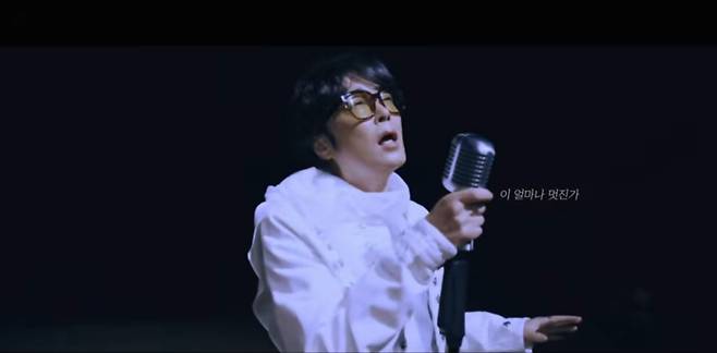 김성면이 신곡 ‘삶의 중심에서’ 뮤직비디오에서 ‘이 얼마나 멋진가’라는 대목을 부르고 있다. 35년 음악 인생의 진심을 토해 내는 목소리의 여운이 깊다. 김성면 뮤직비디오 캡처