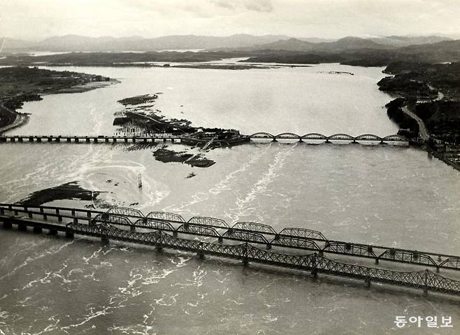 한강 경계수위에 육박… 탁류가 밀려닥치는 한강인도교부근/ 1964년 7월 18일 본사 보라매 기상에서 최경덕 촬영. 동아일보 DB