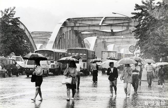 서울·중부지방 집중 대폭우/ 차량 통제로 시민들이 걸어서 인도교를 건너고 있다. 1990년 9월 11일/ 동아일보 DB.