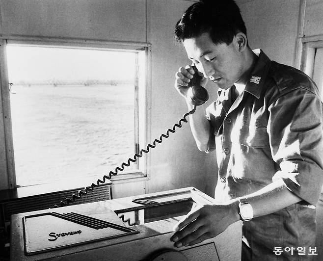 육군 제8637부대 공병대 소속 한강 인도교 수위측정관 安柱客중위/ 1972년 8월 21일. 동아일보 DB