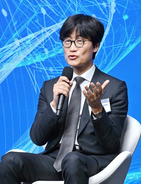 이해진 네이버 이사회 의장이 24일(현지시간) 미국 샌프란시스코 더 미드웨이에서 이재명 대통령이 참석한 ‘샌프란시스코 AI 서밋’에서 발언하고 있다. [샌프란시스코=연합뉴스)]