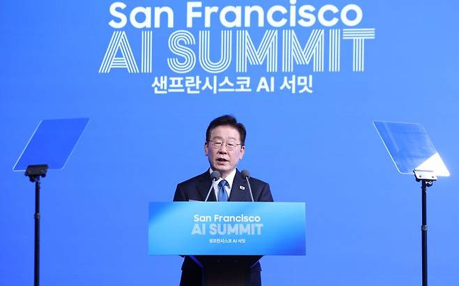 이재명 대통령이 24일(현지시간) 미국 샌프란시스코 미드웨이에서 열린 AI 서밋에서 발언을 하고 있다. 뉴스1