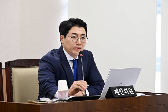 김포시의회 김기남 의원이 24일 제269회 임시회 제2차 본회의에서 ‘김포시 인공지능 및 데이터 기반 행정 활성화에 관한 조례안’과 관련해 발언하고 있다. [사진=김포시의회 ]