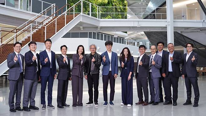 ▲ 24일(현지시간) 미국 캘리포니아주 산타클라라에 위치한 엔비디아 엔데버 빌딩 로비에서 엔비디아 창립자 겸 CEO 젠슨 황(왼쪽 여섯번째)과 네이버의 이해진 의장(왼쪽 일곱번째), 최수연 대표(왼쪽 다섯번째)가 양사 관계자들과 함께 기념사진을 촬영하고 있다. 2026.7.25 [엔비디아 제공. 재판매 및 DB 금지] 연합뉴스