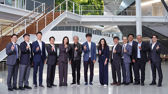 24일(현지시간) 미국 캘리포니아주 산타클라라에 위치한 엔비디아 엔데버 빌딩 로비에서 엔비디아 창립자 겸 CEO 젠슨 황(왼쪽 여섯번째)과 네이버의 이해진 의장(왼쪽 일곱번째), 최수연 대표(왼쪽 다섯번째)가 양사 관계자들과 함께 기념사진을 촬영하고 있다. 엔비디아 제공