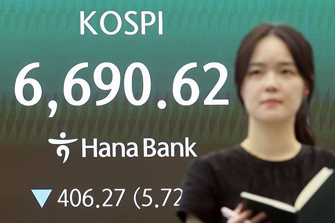 24일 오후 서울 중구 하나은행 딜링룸에서 딜러들이 업무를 보고 있다. 뉴시스