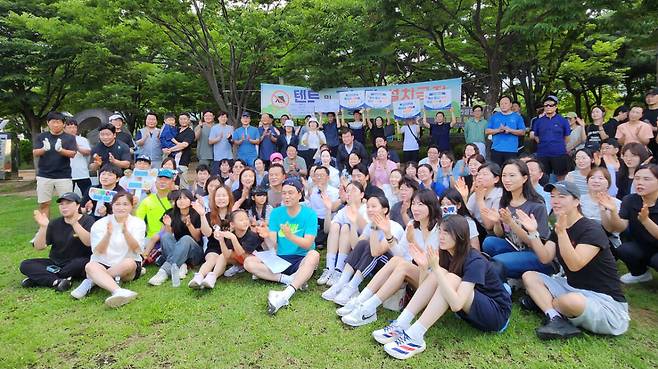 안민석 경기도교육감이 25일 고양 일산호수공원에서 참석자들과 기념사진을 찍고 있다. 박화선기자