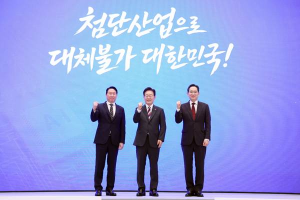 ▲ 2026년 6월29일 이재명 대통령과 이재용 삼성전자 회장, 최태원 SK그룹 회장이 청와대에서 열린 3대 메가프로젝트 국민보고회에서 기업 투자계획 발표 후 기념촬영을 하고 있다. ⓒ연합뉴스