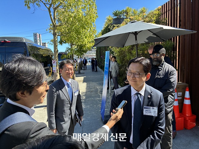 배경훈 부총리 겸 과학기술부 장관이 24일(현지시간) AI 서밋이 열린 샌프란시스코  더 미드웨이에서 기자들과 만나 이야기하고 있다.