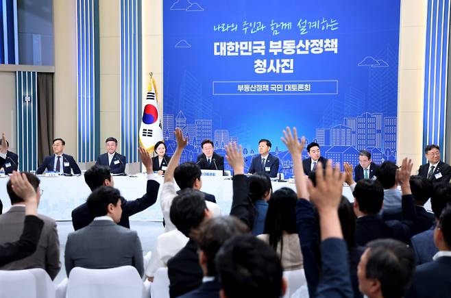 이재명 대통령이 23일 서울 여의도 KBS 별관에서 열린 부동산정책 국민 대토론회에서 참석자들의 질문을 받고 있다. (청와대통신사진기자단) /사진=뉴시스