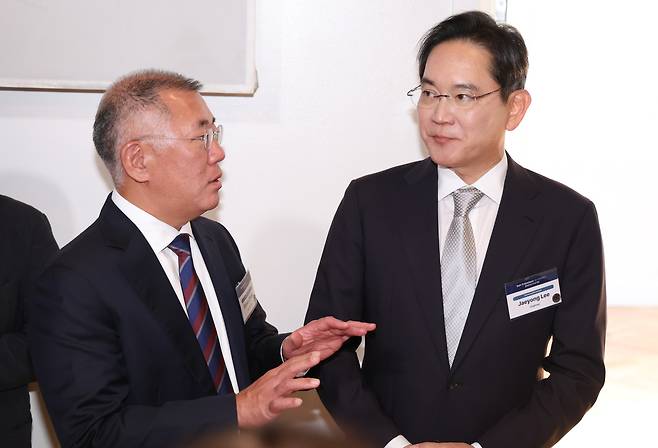이재용 삼성전자 회장(오른쪽)과 정의선 현대차그룹 회장이 24일(현지시간) 미국 샌프란시스코 더 미드웨이에서 이재명 대통령이 참석한 가운데 열린 ‘샌프란시스코 AI 서밋’에서 대화하고 있다. [연합]