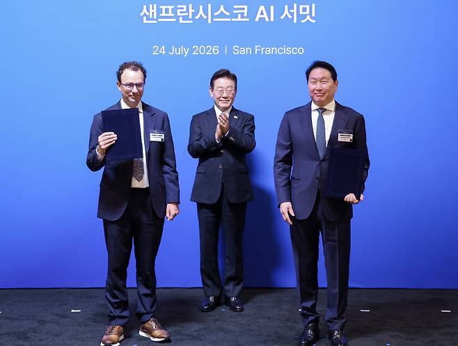 최태원 SK 회장과 다리오 아모데이 앤트로픽 최고경영자가 24일(현지시간) 이재명 대통령이 임석한 가운데 미국 샌프란시스코 더 미드웨이에서 열린 AI 서밋에서 SKT와 앤트로픽의 대규모 AI 데이터센터 협력의향서(LOI)를 체결한 뒤 기념촬영을 하고 있다. [연합]