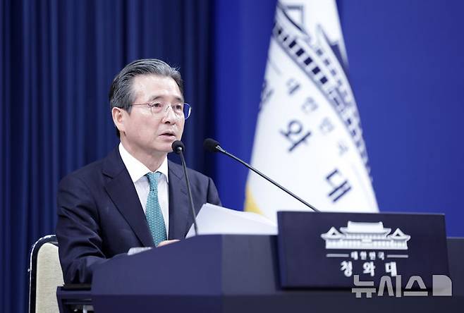 [서울=뉴시스] 김진아 기자 = 김용범 정책실장이 22일 청와대 춘추관에서 이재명 대통령의 7월 미국 및 남미 순방 관련 사전 브리핑을 하고 있다. 2026.07.22. bluesoda@newsis.com