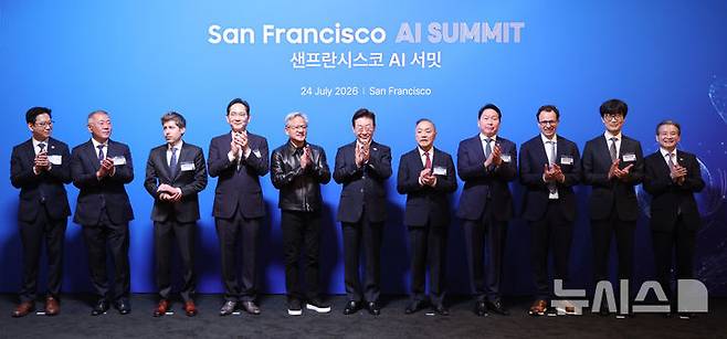 [샌프란시스코=뉴시스] 김진아 기자 = 이재명 대통령이 24일(현지 시간) 미국 샌프란시스코 더 미드웨이에서 열린 샌프란시스코 AI 서밋에서 글로벌 AI 리더들과 기념촬영을 하고 있다. 왼쪽부터 배경훈 부총리 겸 과학기술정보통신부 장관, 정의선 현대차그룹 회장, 샘 올트먼 오픈AI CEO , 이재용 삼성전자 회장, 젠슨 황 엔비디아 CEO, 이 대통령, 혹 탄 브로드컴 CEO, 최태원 SK그룹 회장, 다리오 아모데이 앤트로픽 CEO,, 이해진 네이버 이사회 의장, 김용범 정책실장. 2026.07.25. bluesoda@newsis.com