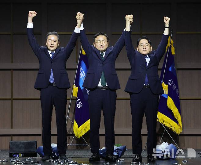 [수원=뉴시스] 고범준 기자 = 조국혁신당 신임 당 대표로 선출된 신장식(가운데) 의원이 25일 경기 수원컨벤션센터에서 열린 조국혁신당 2026 전국당원대회에서 최고위원으로 선출된 황현선 전 사무총장, 차규근 의원과 기념촬영을 하고 있다. 2026.07.25. bjko@newsis.com