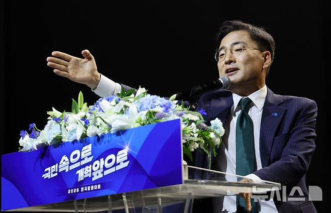 [수원=뉴시스] 고범준 기자 = 조국혁신당 신임 당 대표로 선출된 신장식 의원이 25일 경기 수원컨벤션센터에서 열린 조국혁신당 2026 전국당원대회에서 당선 소감을 말하고 있다. 2026.07.25. bjko@newsis.com
