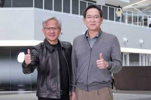 이재용 삼성전자 회장과 젠슨 황 엔비디아 CEO 회동 (서울=연합뉴스) 24일(현지시간) 미국 캘리포니아주 산타클라라에 위치한 엔비디아 본사에서 엔비디아 창립자 겸 CEO 젠슨 황과 삼성전자 이재용 회장이 기념촬영을 하고 있다. 2026.7.25 [엔비디아 제공. 재판매 및 DB 금지] photo@yna.co.kr