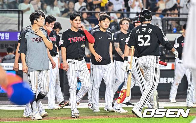 [OSEN=대전, 박준형 기자] 프로야구 한화 이글스가 3연승을 달렸다. 반면 LG 트윈스는 8연패에 빠졌다. 한화는 24일 대전 한화생명볼파크에서 열린 2026 KBO리그 LG와 경기에서 8-4로 승리했다. 경기종료 후 8연패 빠진 LG 트윈스 선수들이 아쉬워하고 있다. 2026.07.24 / soul1014@osen.co.kr