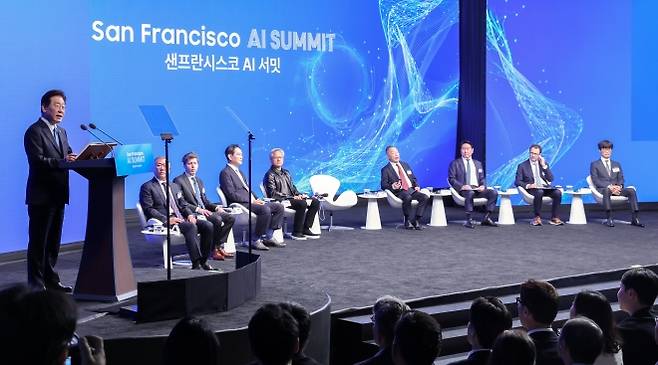 이재명 대통령, 샌프란 AI 선언 발표 - 이재명 대통령, 샌프란 AI 선언 발표     (샌프란시스코=연합뉴스) 한상균 기자 = 이재명 대통령이 24일(현지시간) 미국 샌프란시스코 더 미드웨이에서 열린 ‘샌프란시스코 AI 서밋’에서 ‘샌프란 AI 선언’을 발표하고 있다. 2026.7.25     xyz@yna.co.kr (끝)