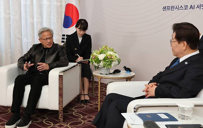 젠슨 황 엔비디아 CEO가 이재명 대통령과 24일(현지 시간) 미국 샌프란시스코 한 호텔에서 열린 빅테크 CEO 면담에서 만나 발언하고 있다. 권욱 기자