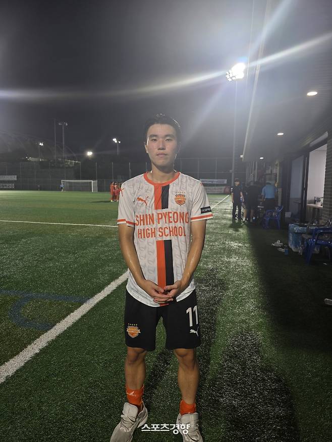 충남 신평고 박정민이 24일 제천축구센터 2구장에서 열린 경남 함양FC U-18과 제59회 대통령금배 전국고등학교축구대회 16강전에서 승리한 뒤 포즈를 취하고 있다.  제천 | 윤은용 기자