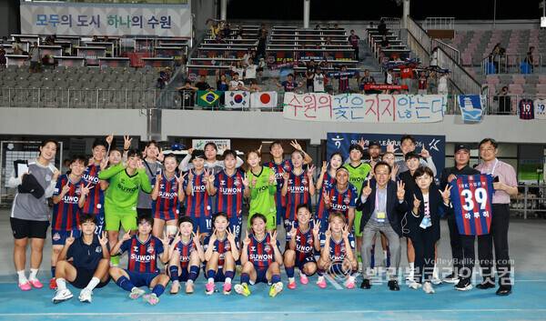 '4골 폭발' 수원FC 위민, 밀레니냐 멀티골 앞세워 인천 현대제철 제압...사진은 수원FC 위민이 승리 한 후 선수들이 기념촬영을 기뻐하는 모습.2026.7.24.(사진=김경수 기자/ 발리볼코리아닷컴)