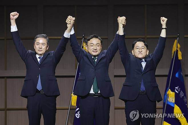 조국혁신당 신임 지도부 (수원=연합뉴스) 신현우 기자 = 조국혁신당 신장식 신임 대표(가운데)와 차규근(오른쪽)·황현선 최고위원이 25일 경기도 수원컨벤션센터에서 열린 전국당원대회에서 기념 촬영하고 있다. 2026.7.25 nowwego@yna.co.kr