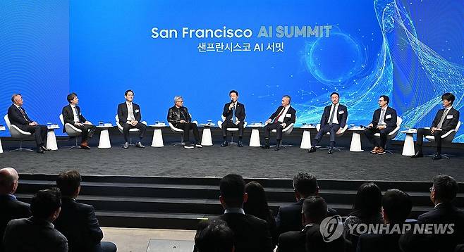 이재명 대통령, 샌프란시스코 AI 서밋 발언 (샌프란시스코=연합뉴스) 한상균 기자 = 이재명 대통령이 24일(현지시간) 미국 샌프란시스코 더 미드웨이에서 열린 '샌프란시스코 AI 서밋'에서 발언하고 있다.
    왼쪽부터 정의선 현대차그룹 회장, 샘 올트먼 오픈AI 최고경영자, 이재용 삼성전자 회장, 젠슨 황 엔비디아 최고경영자, 이재명 대통령, 혹 탄 브로드컴 최고경영자, 최태원 SK 회장, 다리오 아모데이 앤트로픽 최고경영자, 이해진 네이버 이사회 의장. 2026.7.25 xyz@yna.co.kr