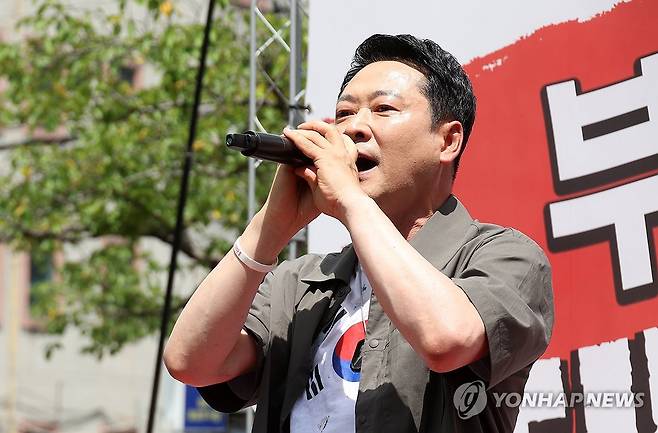 '참정권 침해 규탄' 연설하는 장동혁 (김해=연합뉴스) 박영민 기자 = 국민의힘 장동혁 대표가 25일 오후 경남 김해시 내동 거북공원에서 열린 6·3 참정권 침해 규탄 김해시민 집회에서 연설하고 있다. 2026.7.25 ymp@yna.co.kr
