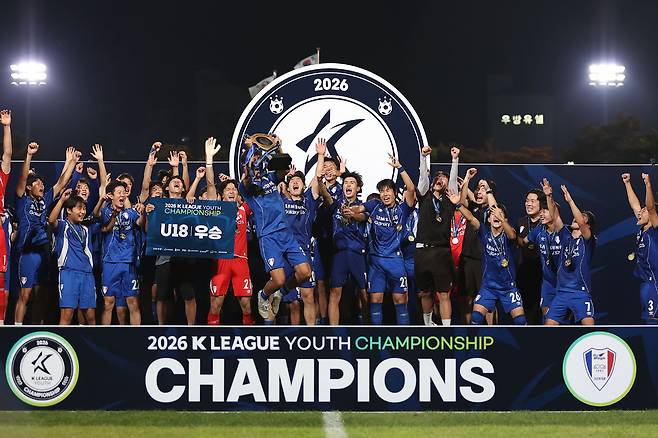 2026 K리그 U18 챔피언쉽에서 우승을 차지한 수원 삼성 U18 매탄고 선수들이 시상대에서 우승컵을 들어올리며 환호하고 있다.