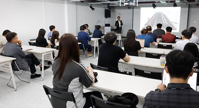 설우석 한국항공우주연구원 박사가 지난 23일 전남광주통합특별시 동구 전남일보 승정문화관에서 열린 '제7기 소울푸드 아카데미 4강'에서 '우주발사체'를 주제로 강연하고 있다. 판영석 기자