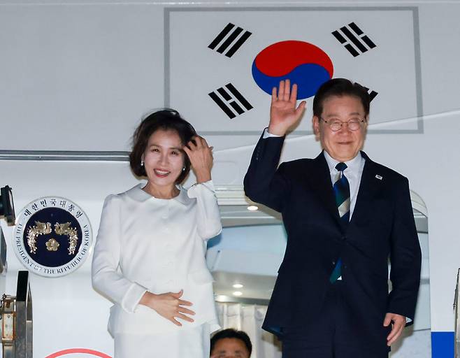 미국 샌프란시스코 방문을 마친 이재명 대통령과 김혜경 여사가 25일(현지시간) 샌프란시스코 국제공항 공군 1호기에서 환송객에게 인사하고 있다.[연합뉴스 제공]
