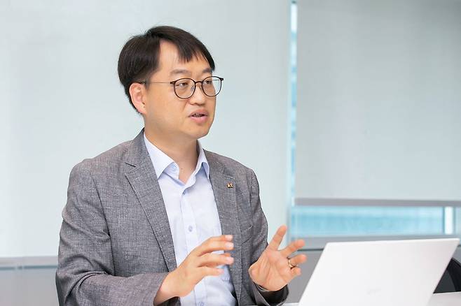 KT 개인정보보호그룹장 김창오 CPO(개인정보보호최고책임자)가 인터뷰를 하고 있다(사진=KT)