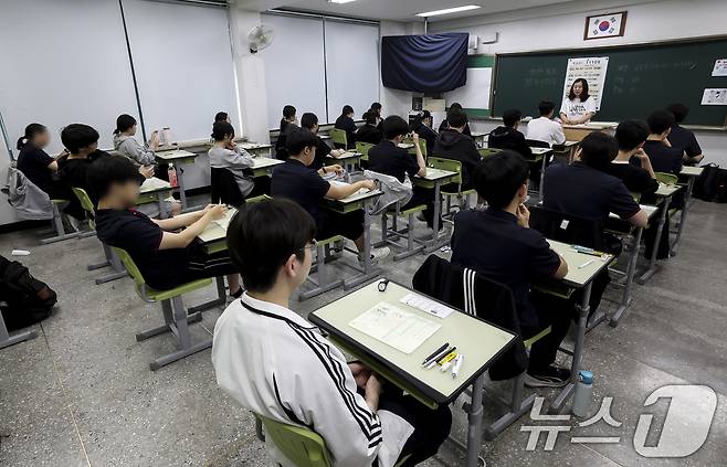 2027학년도 대학수학능력시험 6월 모의평가가 열린 4일 오전 서울 광진구 광남고등학교에서 3학년 학생들이 시험 준비를 하고 있다. 2026.6.4 ⓒ 뉴스1 사진공동취재단