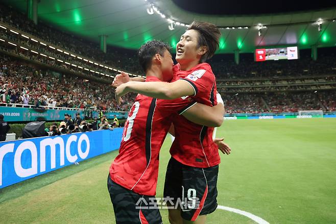 대한민국 축구국가대표팀의 오현규(왼쪽)가 12일(한국시간) 멕시코 과달라하라 인근 사포판의 아크론 경기장에서 열린 2026 북중미 월드컵 체코와의 경기에서 결승골을 넣은 뒤 이강인과 함께 기뻐하고 있다. 박진업 기자 upandup@sportsseoul.com