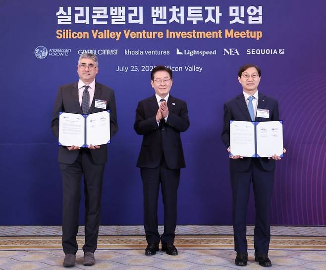 김성주 국민연금공단 이사장과 마틴 카사도 앤드리슨 호로위츠 제너럴파트너가 25일(현지시간) 미국 샌프란시스코 한 호텔에서 이재명 대통령이 참석한 가운데 열린 실리콘밸리 벤처투자 밋업에서 MOU를 체결한 뒤 기념촬영하고 있다. 2026.7.26 연합뉴스