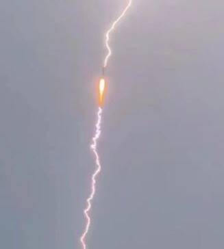 중국 창정3B 로켓에 번개가 떨어지는 순간. reddit.com/r/spaceflight/