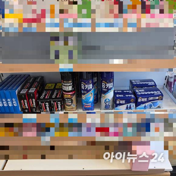 서울 강남구의 한 약국에 모기 살충제가 진열돼 있다. 이달부터 미승인 제품의 유통 판매가 어려워지자 약국들이 허가 받은 제품으로 재배치하고 있다. [사진=이효정 기자 ]