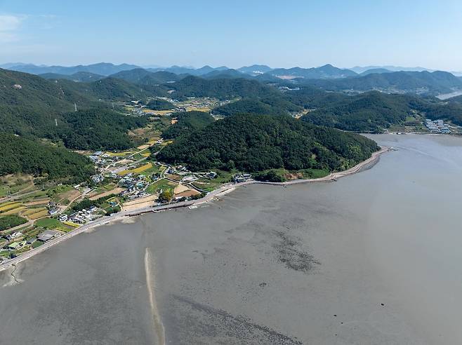 25일 부산 벡스코에서 열린 제48차 유네스코 세계유산위원회에서 '한국의 갯벌' 2단계 확재 등재에 포함된 여수 갯벌. 사진 (재)한국의갯벌세계유산등재추진단