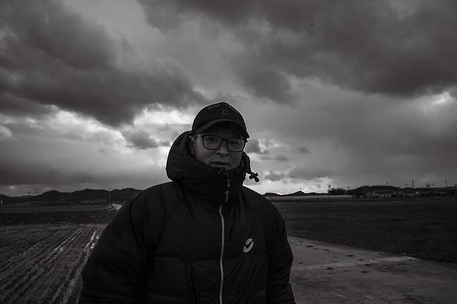영화 '호프'의 촬영에 한창이던 홍경표 촬영감독이 영화 속 호포마을의 주 촬영지였던 해남에서 포즈를 취했다. 사진 플러스엠 엔터테인먼트