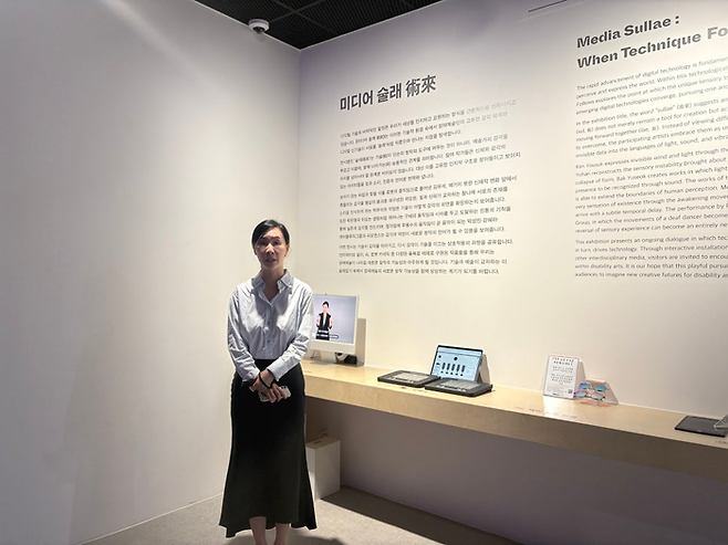 지난 20일 진행한 미디어 간담회에서 최인경 한국문화예술원 전시장 운영부 대리가 도슨트를 진행하고 있다/사진=김지은 여행+ 기자