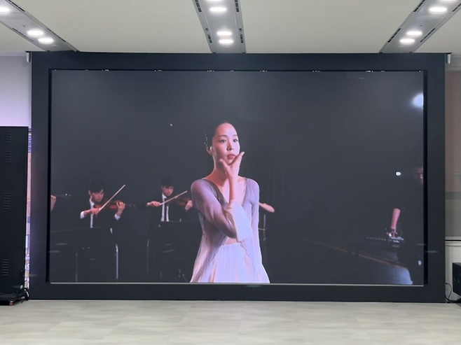 퍼포먼스 작품 ‘반-중력(Antigravity)’/사진=김지은 여행+ 기자