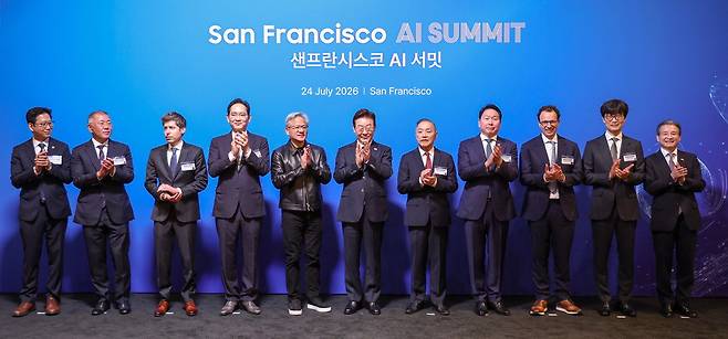 이재명 대통령이 지난 24일(현지시간) 미국 샌프란시스코 더 미드웨이에서 열린 '샌프란시스코 AI 서밋'에 참석해 기념촬영을 하고 있다. 이 대통령은 AI 서밋에서 "대한민국은 대체 불가한 글로벌 인공지능(AI) 공급망의 핵심 국가로 도약할 것"이라고 말했다. 왼쪽부터 배경훈 부총리 겸 과학기술정보통신부 장관, 정의선 현대차그룹 회장, 샘 올트먼 오픈AI 최고경영자(CEO), 이재용 삼성전자 회장, 젠슨 황 엔비디아 CEO, 이 대통령, 혹 탄 브로드컴 CEO, 최태원 SK그룹 회장, 다리오 아모데이 앤트로픽 CEO, 이해진 네이버 의장, 김용범 청와대 정책실장.  뉴스1