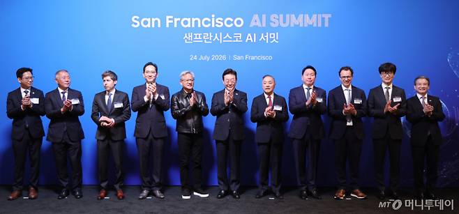 (샌프란시스코(미국)=뉴스1) 허경 기자 = 이재명 대통령이 24일(현지시간) 미국 샌프란시스코 미드웨이에서 열린 AI 서밋에서 한·미 기업인들과 함께 기념촬영을 하고 있다. 2026.7.25/뉴스1  Copyright (C) 뉴스1. All rights reserved. 무단 전재 및 재배포,  AI학습 이용 금지. /사진=(샌프란시스코(미국)=뉴스1) 허경 기자