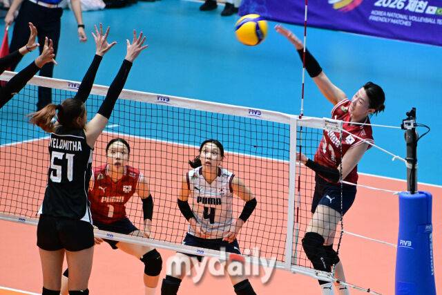 대한민국 여자배구 대표팀 강소휘가 26일 오후 충북 제천실내체육관에서 진행된 ‘대한민국 배구국가대표팀 평가전 2026 제천’ 인도네시아와 경기에서 공격을 시도하고 있다./곽경훈 기자