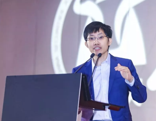 중국 스타트업 딥시크의 창립자인 량웬펑이 2019년 8월 30일 중국 상하이에서 열린 제10회 중국 사모펀드 골든불 어워드에서 기조연설을 하고 있다. [AP]