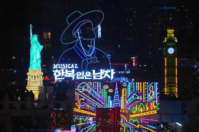 서울 성탄마켓과 함께 열린 빛초롱축제. 작년엔 케데헌 사자보이즈 불빛(한복입은남자)이 큰 인기를 끌었다.